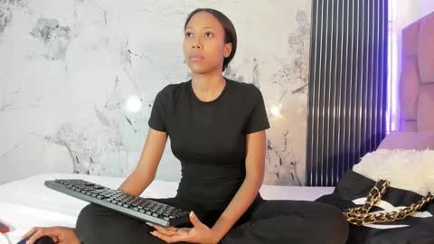 Snapshot of francis_leams chatting on 5, 11, 2025 Laura online show from 5, 11, 2025