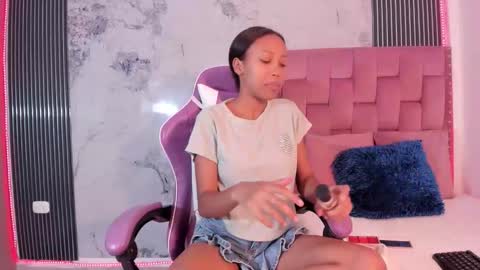 Snapshot of francis_leams chatting on 20, 11, 2025 Laura online show from 20, 11, 2025