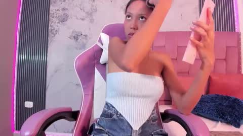 Snapshot of francis_leams chatting on 27, 11, 2025 Laura online show from 27, 11, 2025