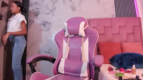 Snapshot of francis_leams chatting on 28, 11, 2025 Laura online show from 28, 11, 2025