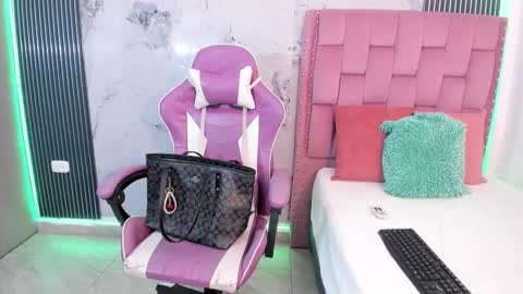 Snapshot of francis_leams chatting on 13, 12, 2025 Laura online show from 13, 12, 2025