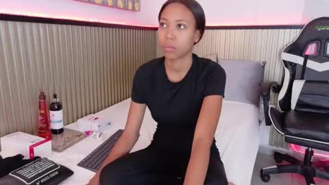 Snapshot of francis_leams chatting on 21, 12, 2025 Laura online show from 21, 12, 2025