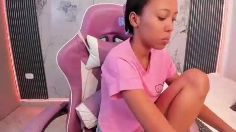 Snapshot of francis_leams chatting on 19, 6, 2026 Laura online show from 19, 6, 2026