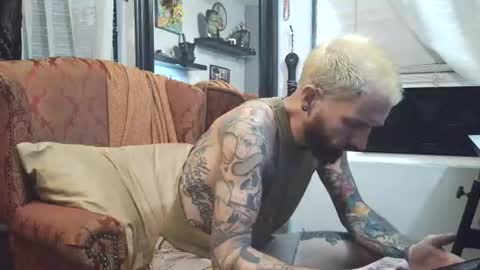Snapshot of frankiedray chatting on 18, 6, 2026 Frankie DRay LikeFollowShareBuild online show from 18, 6, 2026