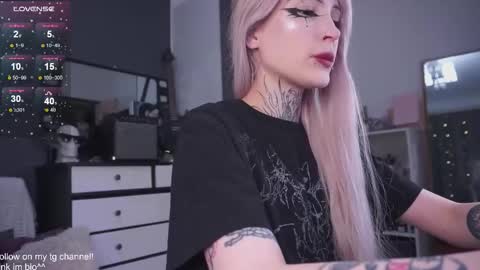 Snapshot of fraulein_mooon chatting on 18, 9, 2025 Asya UwU online show from 18, 9, 2025