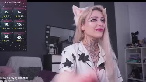 Snapshot of fraulein_mooon chatting on 24, 9, 2025 Asya UwU online show from 24, 9, 2025