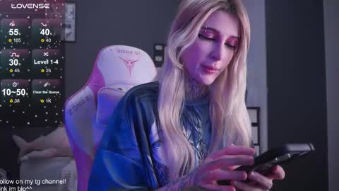 Snapshot of fraulein_mooon chatting on 24, 11, 2025 Asya UwU online show from 24, 11, 2025