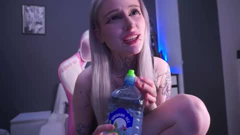 Snapshot of fraulein_mooon chatting on 7, 1, 2026 Asya UwU online show from 7, 1, 2026