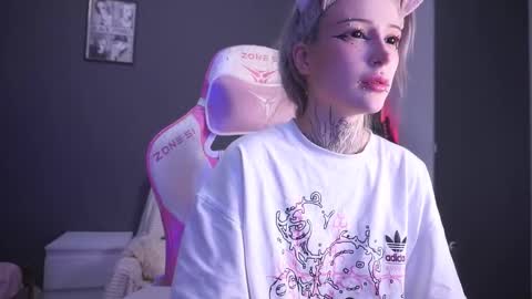 Snapshot of fraulein_mooon chatting on 8, 1, 2026 Asya UwU online show from 8, 1, 2026