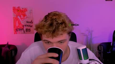 Snapshot of fred_strong chatting on 17, 12, 2025 Freddy online show from 17, 12, 2025