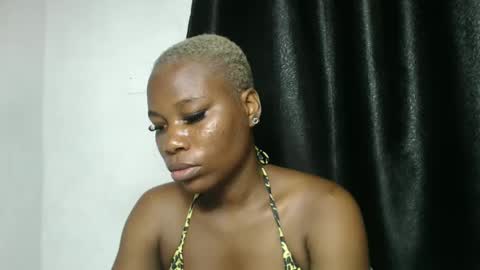 Snapshot of frekkymorelle chatting on 28, 2, 2025 frekkymorelle online show from 28, 2, 2025