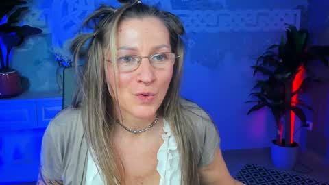 Snapshot of fridatander chatting on 3, 2, 2025 Frida Tander online show from 3, 2, 2025