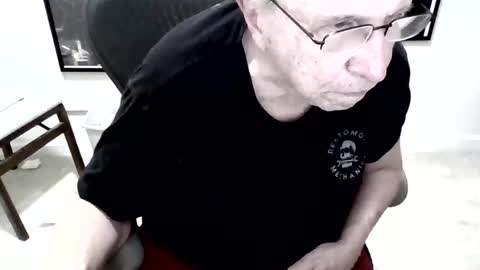 Snapshot of funclemike chatting on 4, 4, 2026 funclemike online show from 4, 4, 2026