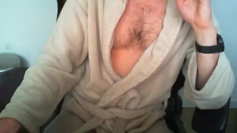 YWhiteNiceMan online show from 5, 5, 2026