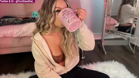 Snapshot of funsizedgal chatting on 25, 1, 2025 Alice D online show from 25, 1, 2025
