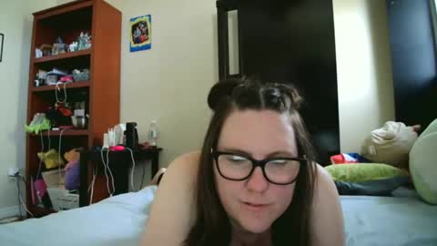 fuzzypeaches87 online show from 24, 4, 2026