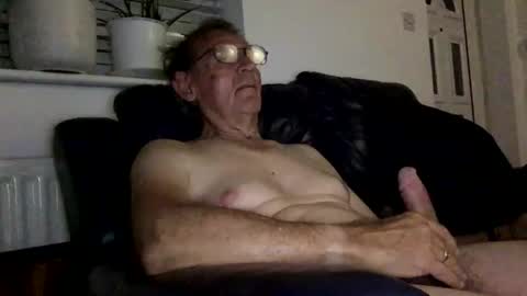 Snapshot of geoff242535 chatting on 19, 10, 2025 geoff242535 online show from 19, 10, 2025