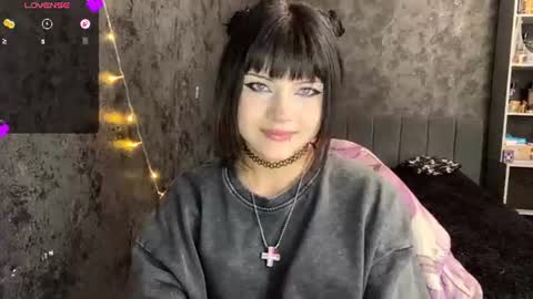 EmelyWoodes online show from 30, 6, 2026