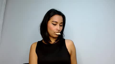 Snapshot of gia_lee10 chatting on 13, 10, 2025 Gia Lee online show from 13, 10, 2025