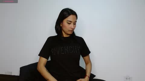 Snapshot of gia_lee10 chatting on 19, 10, 2025 Gia Lee online show from 19, 10, 2025