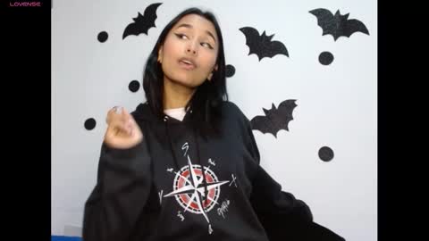 Snapshot of gia_lee10 chatting on 28, 10, 2025 Gia Lee online show from 28, 10, 2025