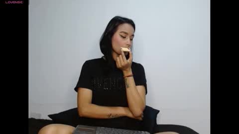 Snapshot of gia_lee10 chatting on 6, 11, 2025 Gia Lee online show from 6, 11, 2025