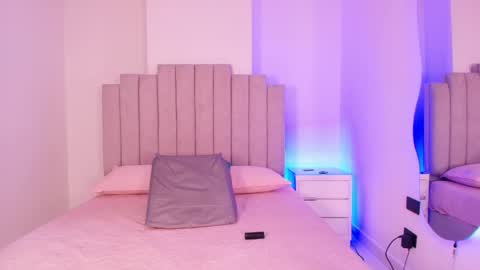 gia_roux_ online show from 12, 5, 2026
