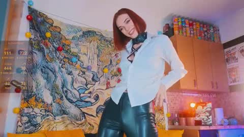 Snapshot of giantess_eva chatting on 9, 3, 2025 Eva online show from 9, 3, 2025