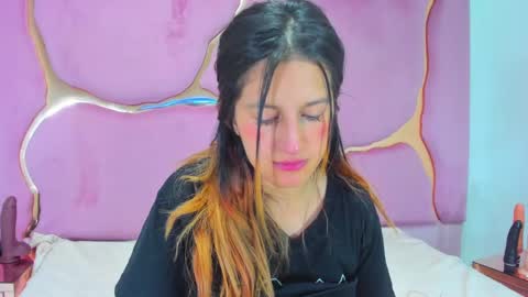 GiaRoussel online show from 12, 1, 2025