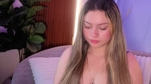 Giigii Hadid  online show from 9, 4, 2026