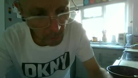 Snapshot of gillesguichard chatting on 30, 9, 2025 gillesguichard online show from 30, 9, 2025