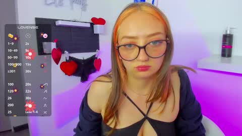 Snapshot of girlsativa chatting on 17, 10, 2025 Maze    Thumbs up online show from 17, 10, 2025