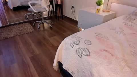 Giselle Tompos online show from 22, 3, 2026