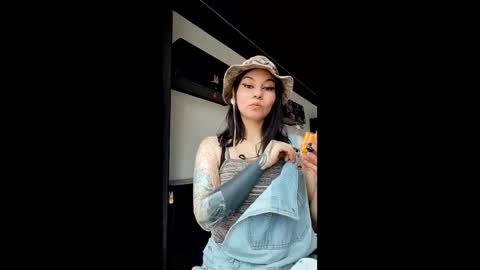 Nice to meet you my name is Heyli  online show from 21, 12, 2025