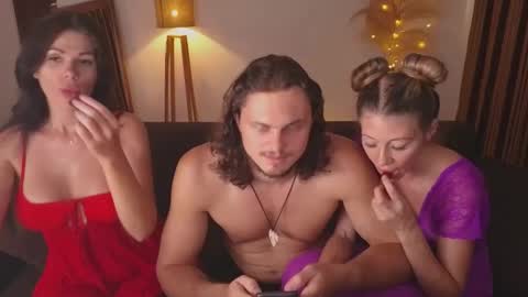Snapshot of goddess_marylin chatting on 12, 3, 2025   330 UTC2 girls   online show from 12, 3, 2025