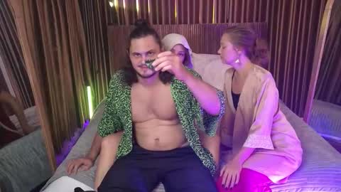 Snapshot of goddess_marylin chatting on 13, 11, 2025 330 UTC2 girls online show from 13, 11, 2025