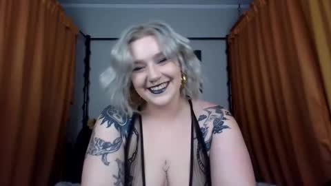 Snapshot of goldenglimmering chatting on 7, 6, 2026 Golden Glimmer online show from 7, 6, 2026