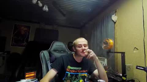 Snapshot of greenlungs8195 chatting on 11, 10, 2025 Greenlungs8195 online show from 11, 10, 2025