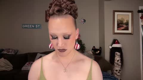 Snapshot of greenxxxqueen chatting on 21, 12, 2024 SexQueen Nikki online show from 21, 12, 2024