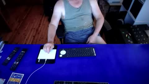 Snapshot of guesswhatigot2 chatting on 21, 10, 2025 guesswhatigot2 online show from 21, 10, 2025