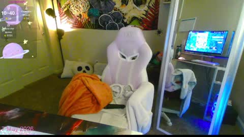 Snapshot of gunzinrose chatting on 17, 5, 2026 Kylie online show from 17, 5, 2026