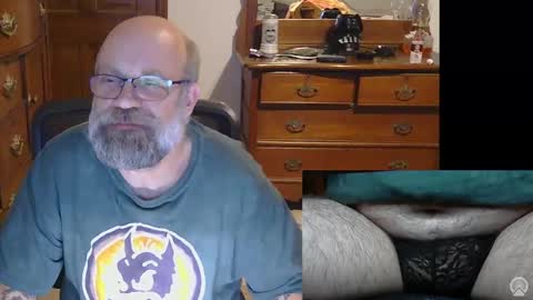 Snapshot of hairydaddybear69 chatting on 22, 11, 2025 HairyDaddyBear69 online show from 22, 11, 2025