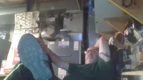 Snapshot of handiemanhere chatting on 11, 11, 2025 naked man online show from 11, 11, 2025