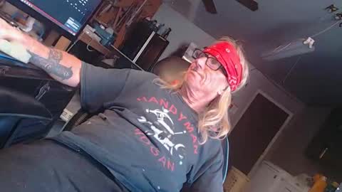 Snapshot of handystud33 chatting on 21, 10, 2025 handystud33 online show from 21, 10, 2025