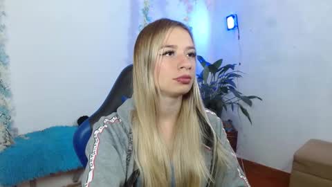 Snapshot of hannah_026 chatting on 11, 11, 2025 Hannah 027 online show from 11, 11, 2025