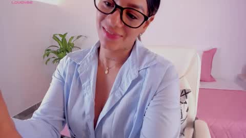 Hanna Williams  online show from 28, 11, 2025