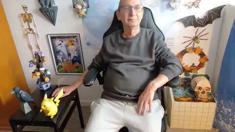 Snapshot of hansi63 chatting on 8, 10, 2025 charly online show from 8, 10, 2025