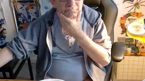 Snapshot of hansi63 chatting on 16, 10, 2025 charly online show from 16, 10, 2025