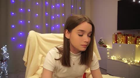 Snapshot of harrieteasley chatting on 5, 1, 2025 Call Me Tate its my fourth day here i hope we can to be friends and not only online show from 5, 1, 2025