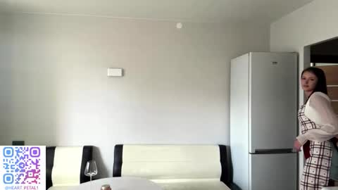 Snapshot of heart_petal chatting on 4, 11, 2025 Mona online show from 4, 11, 2025